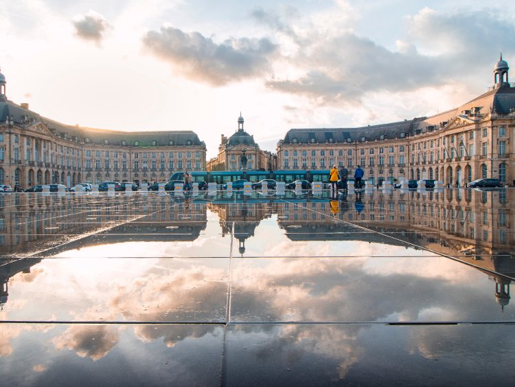 Du célèbre miroir d'eau au quartier Bastide sur la rive droite de la Garonne, les opportunités pour investir à Bordeaux sont multiples.