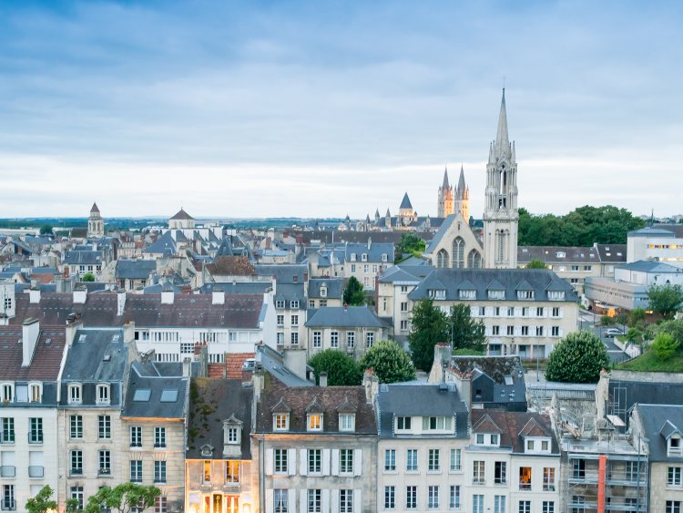 Investir dans l'immobilier neuf en Normandie, comme ici  Caen, permet de profiter de garanties propres au logement neuf. | Shutterstock