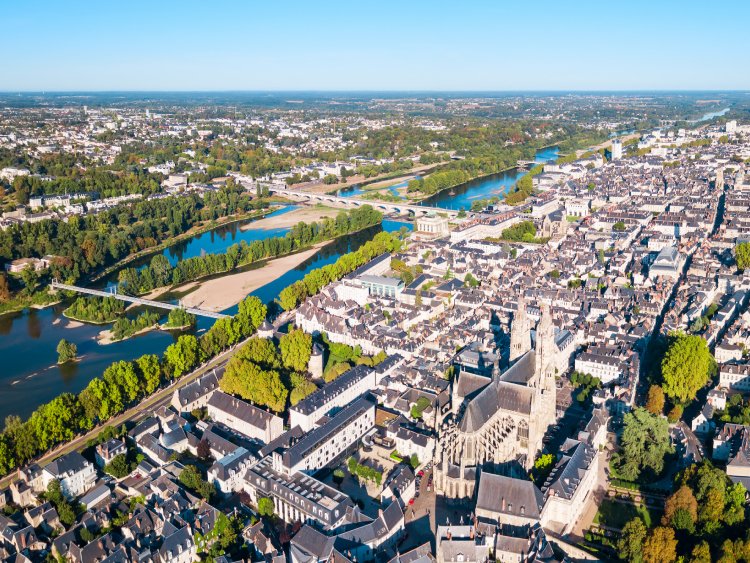 A l'image de Tours et des bords de Loire, la rgion Centre Val de Loire a du potentiel pour sduire les investisseurs dans l'immobilier neuf. | Shutterstock
