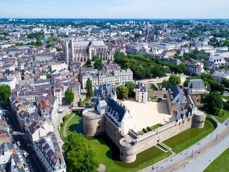 Autour du chteau des Ducs de Bretagne, les diffrents quartiers de Nantes sont autant d'opportunits pour investir dans l'immobilier. | Shutterstock