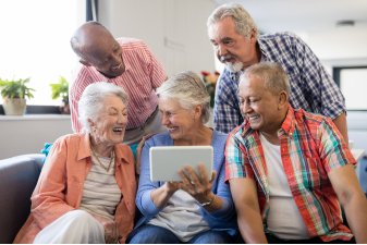 Pour rpondre aux besoins face au vieillissement de la population, on compte prs d'un millier de rsidences seniors en France. | Shutterstock