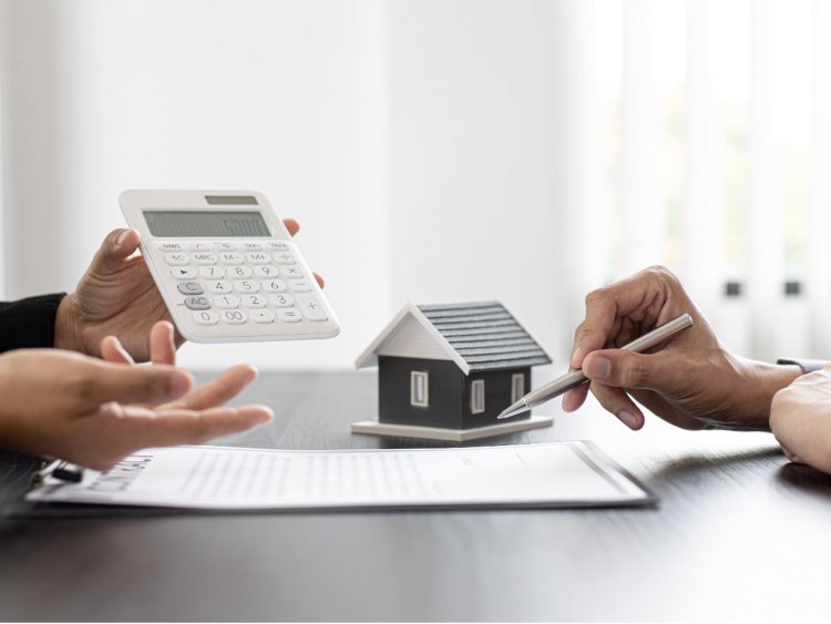 Voici comment calculer les frais de notaire pour l'achat d'un garage, parking ou box dans l'immobilier neuf comme dans l'ancien. | Shutterstock