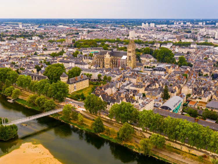 Aux portes des Chteaux de la Loire, Tours sait attirer entreprises, nouveaux habitants, tudiants et donc des investisseurs immobiliers. | Shutterstock