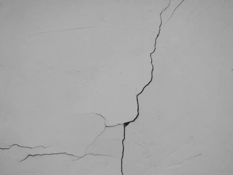 Fissures dans un appartement neuf : quand s'inquiéter et quels recours ?