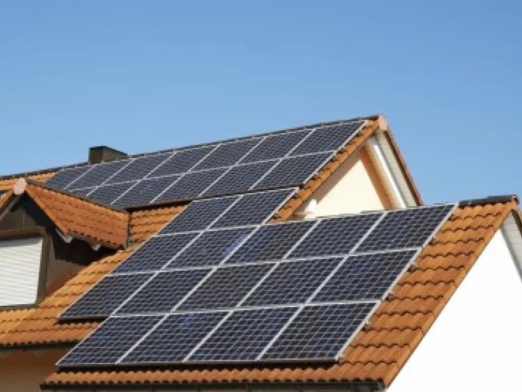 Autoconsommation : comment installer des panneaux solaires sur un logement neuf ?
