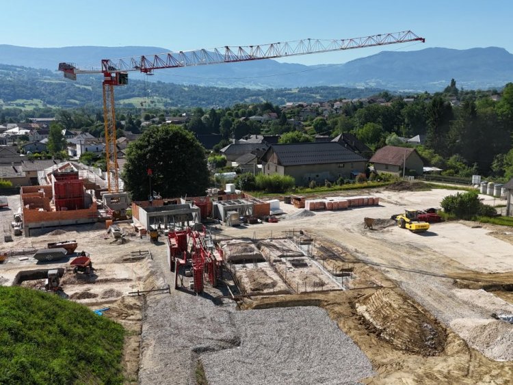 Le chantier de Terra Alba à Albens avance avec l’émergence des premiers bâtiments de cette résidence neuve entre Annecy et Aix-les-Bains.