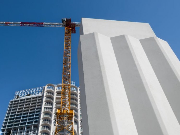 Pose en cours des premiers &eacute;l&eacute;ments de fa&ccedil;ade en b&eacute;ton blanc pr&eacute;fabriqu&eacute; sur la tour M99 &agrave; Marseille, futur IGH du quartier Eurom&eacute;diterran&eacute;e.