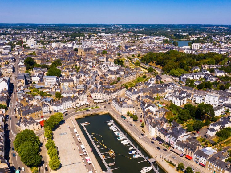 Vue du port de Vannes, c�ur historique de la ville, entre maisons &agrave; colombages et animation quotidienne.