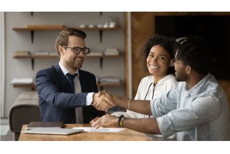 Investir accompagné dans une SCPI ou pierre papier, peut être une solution pour des primo-investisseurs.