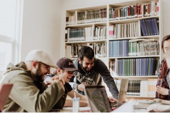 Au-delà de la colocation et du coworking, le principe de coliving débarque en France ; mais au fait : qu'est-ce que c'est ?