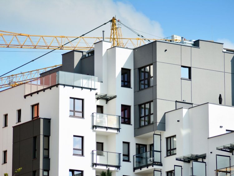La construction de logements neufs montre des signes de reprise en 2026, malgré un niveau de permis encore inférieur aux standards d’avant-crise.