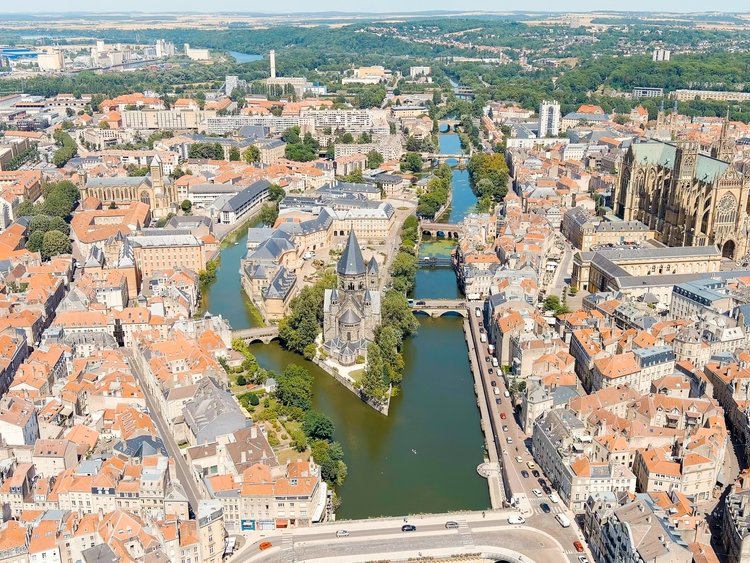 Forte de son attractivit&eacute; et sa situation transfrontali&egrave;re, la capitale mosellane attire un grand nombre de promoteurs immobiliers.