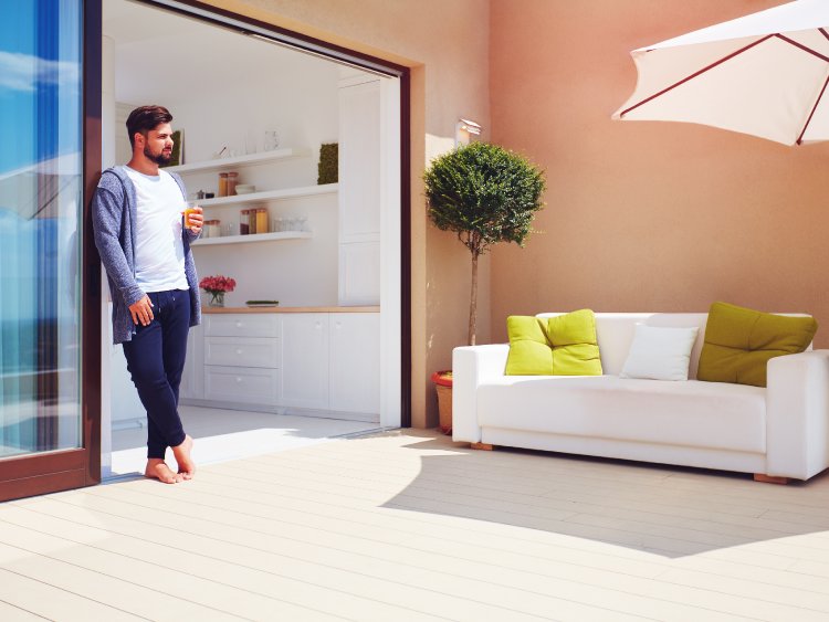 La valeur patrimoniale et qualitative d'un espace extérieur tel qu'une terrasse ou un balcon ne fait plus de doute. | Shutterstock