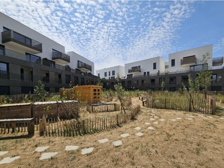 A La Norville, la résidence intergénérationnelle de Vilogia et Cogedim favorise la mixité des habitants et la convivialité au quotidien.