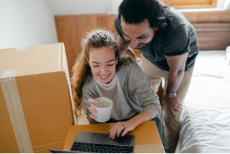 Opter pour un garde-meuble ou un box de stockage lors d'un déménagement ou lors de travaux, offre de nombreux avantages.