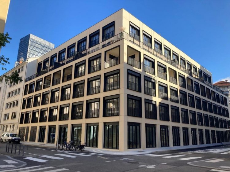L�immeuble mixte et r&eacute;versible Manufacture, livr&eacute; &agrave; Lyon Part-Dieu, associe bureaux transformables, logements et commerces.