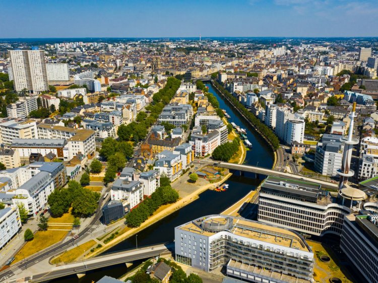 Le march du neuf se stabilise  Rennes, avec des prix en lgre baisse dans certains quartiers et des hausses en priphrie.