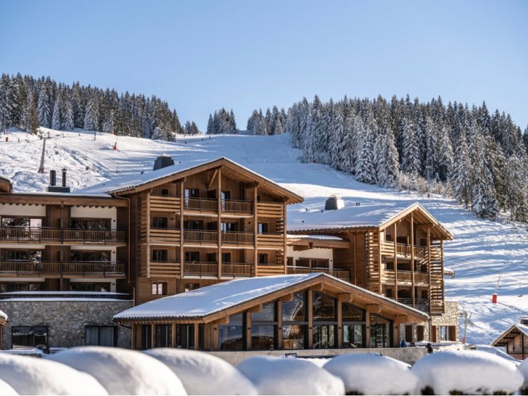 Skis aux pieds, la nouvelle résidence de tourisme de MGM Constructeur à Manigod offre encore des opportunités d'investissement à la montagne. | Hameau de l'Ours / Manigod / MGM Constructeur