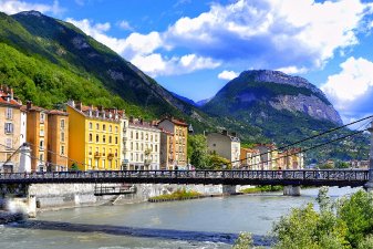 Pourquoi ne pas acheter un bien immobilier dans la plus grande métropole des Alpes ?