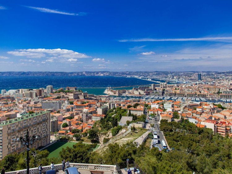Parmi les 111 quartiers officiels de Marseille, les promoteurs immobiliers nationaux ou locaux ont de quoi proposer des programmes neufs de qualité.