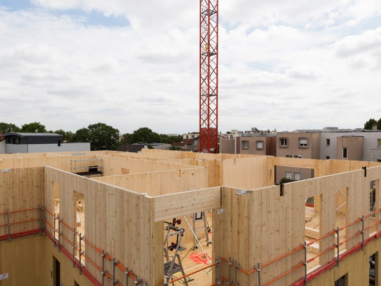La construction hors site révolutionne l'immobilier neuf avec des modules préfabriqués assemblés sur site, offrant rapidité et qualité.