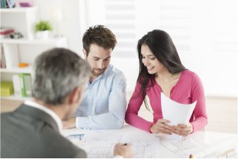 Se renseigner sur la réputation d’un promoteur immobilier est la première étape pour réussir son projet immobilier dans le neuf. | Shutterstock