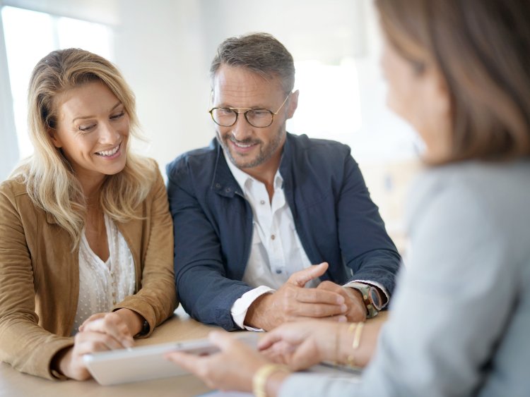 Les seniors bénéficiant d’épargne et de bons revenus profitent de taux plus bas car sur des crédits de courte durée. | Shutterstock